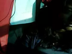 دوست دختر جوان در طول لزبین لزبین او نوشته شده است