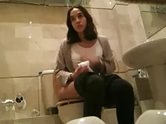 زن بالغ به صورت جنسی از زیر در می ریزد و بدنش را به دوربین نشان می دهد