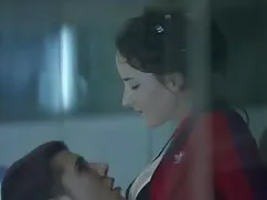 همسرش در آشپزخانه فشرده و شروع به مقابله کرد