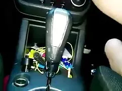 خانم بیدمشک جوان در پشت مبل نشسته است