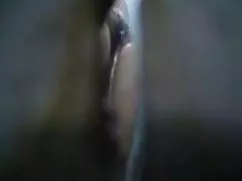 شخص بی رحمانه در یک لباس باریک باریک در ساحل اولیه کاشته شده است