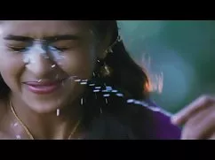 یک توریست جوان، برای چند صورتحساب در خیابان یک ضربه می زند