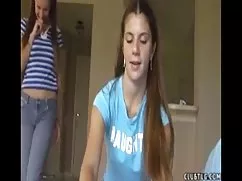 بلوند جوان بی شرمانه به یک خانه همسایه فرو ریخت و خواستار لعنتی در آشپزخانه شد